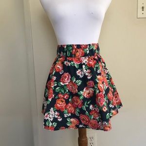 HOLLISTER floral mini skirt 😊